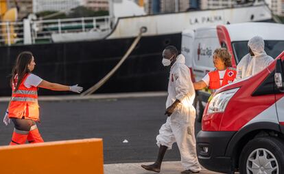 Desembarco de migrantes del crucero 'Insignia' en el Dique Sur del puerto de Santa Cruz de Tenerife, el 21 de junio.