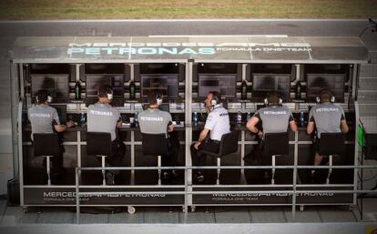 Los técnicos del equipo Mercedes