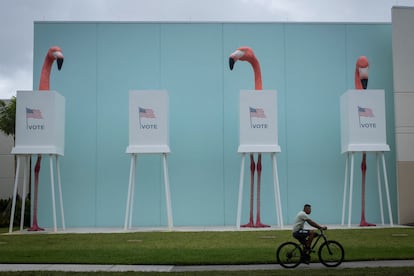 Flamencos ficticios afuera de la Oficina del Supervisor de Elecciones del Condado de Palm Beach en Florida. 