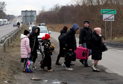 Una familia con varios niños, en la frontera de Ucrania con Polonia por el paso de Dorohusk.