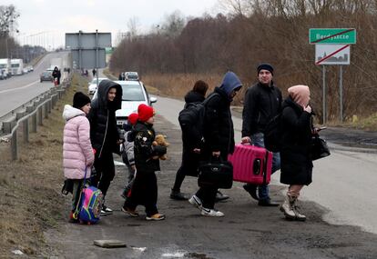 Una familia con varios niños, en la frontera de Ucrania con Polonia por el paso de Dorohusk.