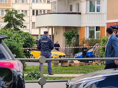 La Policía de Moscú vigila un área donde cayó uno de los drones que, según Rusia, atacaron áreas residenciales de la capital rusa.