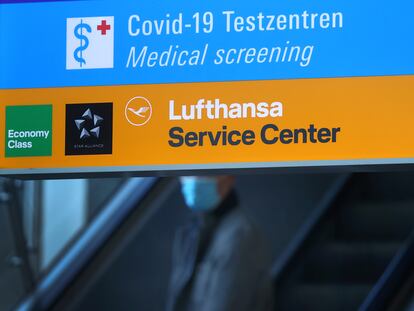Control de test de coronavirus de Lufthansa en el aeropuerto de Fráncfort.