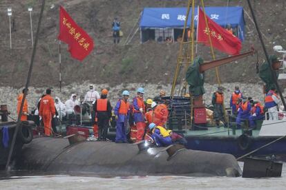 Los equipos de rescate emplean un soldador para perforar el casco del barco hundido en busca de los desaparecidos en Jianli, este jueves.