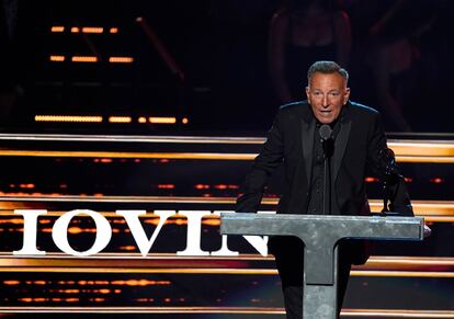 Bruce Springsteen presenta a Jimmy Iovine en el Rock & Roll Hall of Fame el pasado 5 de noviembre en Los Angeles.