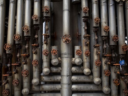 Pipas en una refinería de gas natural en Colombia