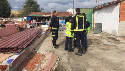 Bomberos y sanitarios del Samur, en el lugar del accidente.