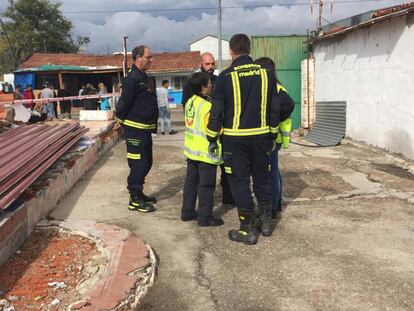 Bomberos y sanitarios del Samur, en el lugar del accidente.