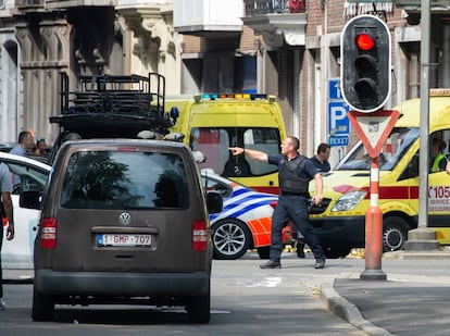 Un policía da indicaciones en las proximidades del tiroteo.
