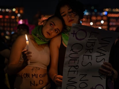 Mulheres participam de marcha contra a violência de gênero na Cidade do México.