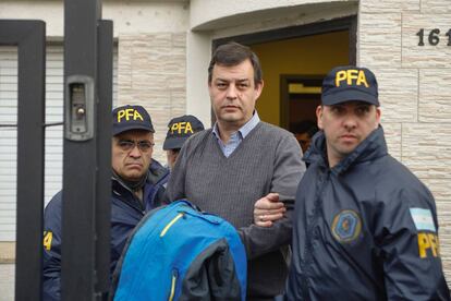 El contable de Cristina Fernández de Kirchner, Víctor Manzanares, sale esposado de su oficina en Río Gallegos, Santa Cruz.
