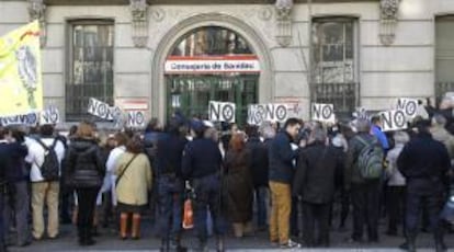 Concentración frente a la Dirección General de Recursos Humanos de la Consejería de Sanidad de Madrid convocada por la Coordinadora de Hospitales y Centros Sanitarios en contra de los recortes. EFE/Archivo