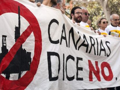 Colectivos ambientales y sociales protestan contra los sondeos en Las Palmas de Gran Canaria.
