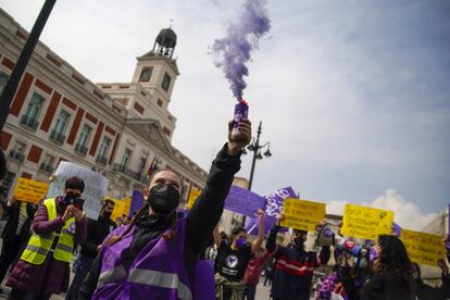 El Día de la Mujer se celebra este 8 de marzo, en España y en el mundo, sin las manifestaciones multitudinarias de las últimas ediciones. El Tribunal Constitucional ha decidido mantener la prohibición de celebrar manifestaciones en Madrid con motivo del 8-M. En la imagen, una concentracion feminista en la Puerta del Sol, en Madrid.