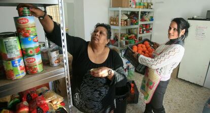 Dos mujeres de Acampada Dignidad, en el almacén del colegio.