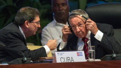Ra&uacute;l Castro escucha al ministro de Exteriores, Bruno Rodr&iacute;guez, en una foto de archivo. 