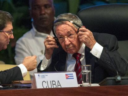 Raúl Castro (r) and Cuban Foreign Minister Bruno Rodríguez.