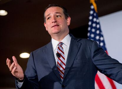 ¿Quién es? Ted Cruz, nacido hace 44 años en Canadá, es desde 2013 el primer senador hispano por el Estado de Texas. Hijo de un exiliado cubano, Cruz es un ejemplo de la realización del sueño americano. De 2003 a 2008, ocupó el cargo de fiscal general de Texas, seguidos por cinco años en un prestigioso bufete de abogados en Houston. Es graduado de las universidades Princeton y Harvard. Cruz fue el primer republicano en anunciar su candidatura el pasado mes de marzo.<br/><br/>¿Qué piensa? Es partidario del libre mercado con una mínima intrusión del Gobierno federal. Favorece una política exterior agresiva contra el terrorismo y en defensa de los intereses de Estados Unidos. Su ideología se basa en el respeto estricto de la Constitución y el excepcionalismo americano, la creencia de que EE UU es un país con una misión especial en la historia.