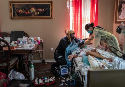 Dos enfermeros atienden a una persona de 92 años, víctima del coronavirus, en Nueva York en abril de 2020.
