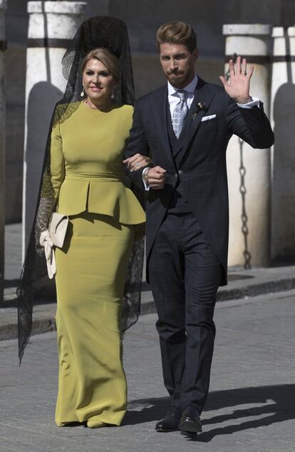 Sergio Ramos llega a la catedral del brazo de su madre, Paqui García.