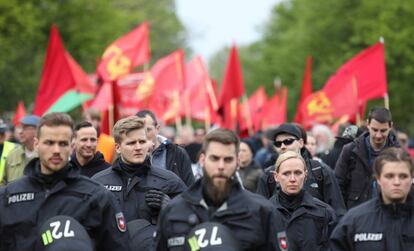 Policiías alemanes vigilan una marcha de manifestantes de ultraizquierda en Berlín (Alemania).