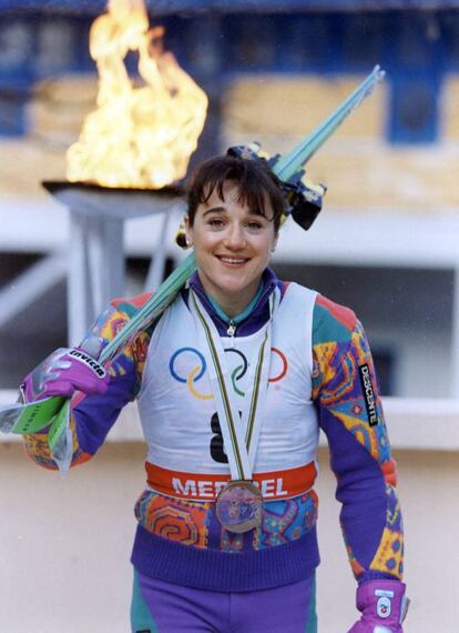 Blanca Fernández Ochoa, con la medalla al cuello, tras la prueba de descenso del eslalon femenino de los Juegos Olímpicos de Invierno de Albertville, Francia, donde la esquiadora española consiguió el bronce y se convirtió la primera mujer en conseguir una medalla olímpica en sus cuartos y últimos Juegos.