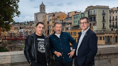 Los hermanos Roca de izquierda a derecha, Jordi, Joan y Josep, en el puente de piedra sobre el ro Onyar, en Girona.