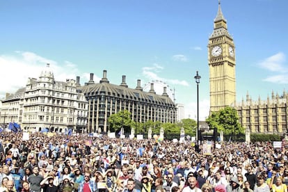Miles de personas se manifiestan en el centro de Londres en se&ntilde;al de protesta por el &#039;brexit&#039;.