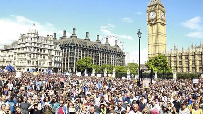 Miles de personas se manifiestan en el centro de Londres en señal de protesta por el 'brexit'.