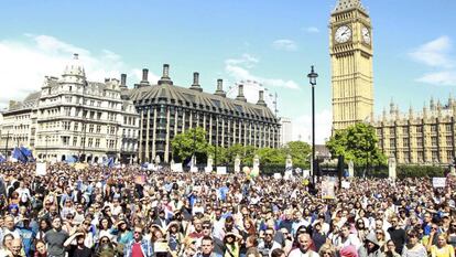 Miles de personas se manifiestan en el centro de Londres en se&ntilde;al de protesta por el &#039;brexit&#039;.