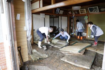 Los residentes limpian los hogares dañados por el tifón, en la ciudad de Marumori, prefectura de Miyagi (Japón), el 13 de octubre de 2019.