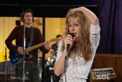 Brie Larson, juguetona, interpretando el tema 'Done with like' con 16 años.