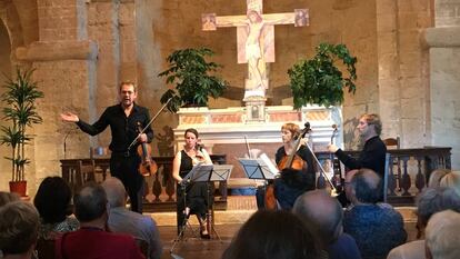 Baptiste Lopez, violín en mano, explica al público las características principales del Cuarteto op. 127 de Beethoven en la iglesia de Santo Stefano.