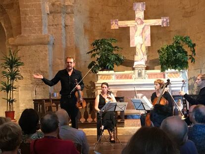 Baptiste Lopez, violín en mano, explica al público las características principales del Cuarteto op. 127 de Beethoven en la iglesia de Santo Stefano.