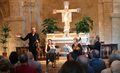 Baptiste Lopez, violín en mano, explica al público las características principales del Cuarteto op. 127 de Beethoven en la iglesia de Santo Stefano.