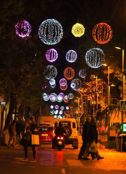 En cuanto a los diseños de las luces, ya son unos clásicos los realizados por diseñadores como Teresa Sapey, Purificación García y Adolfo Domínguez como las que se observan en la calle Jorge Juan.