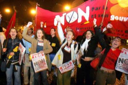 Simpatizantes de movimientos de izquierdas celebran la victoria del <i>no</i> en la plaza de la Bastilla de París.