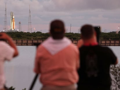 La misión Artemis I, en la mítica plataforma de lanzamiento 39B, en el Centro Espacial Kennedy, en Florida (EE UU), este lunes.