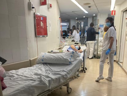 Una fila de camas con pacientes de urgencias se acumula en un pasillo del Hospital Gregorio Marañón de Madrid el 21 de diciembre de 2023, en una imagen cedida.