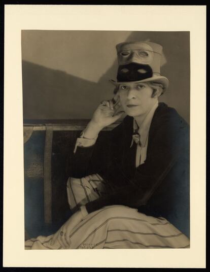 C&eacute;lebre retrato que Berenice Abbott hizo de Janet Flanner con el sombrero de copa del padre de Nancy Cunard.