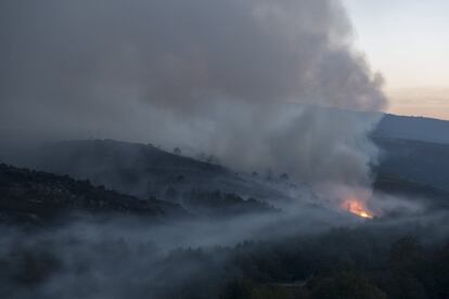 Vista del incendio forestal declarado en la localidad ourensana de Muiños.