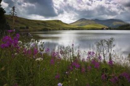 Vista del lago de Guéry (1.244 metros), en el parque natural de los Volcanes de Auvernia (Francia).