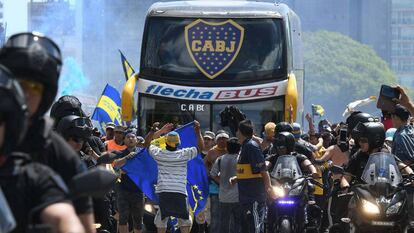 El autobús de Boca, a su salida con rumbo al estadio Monumental.