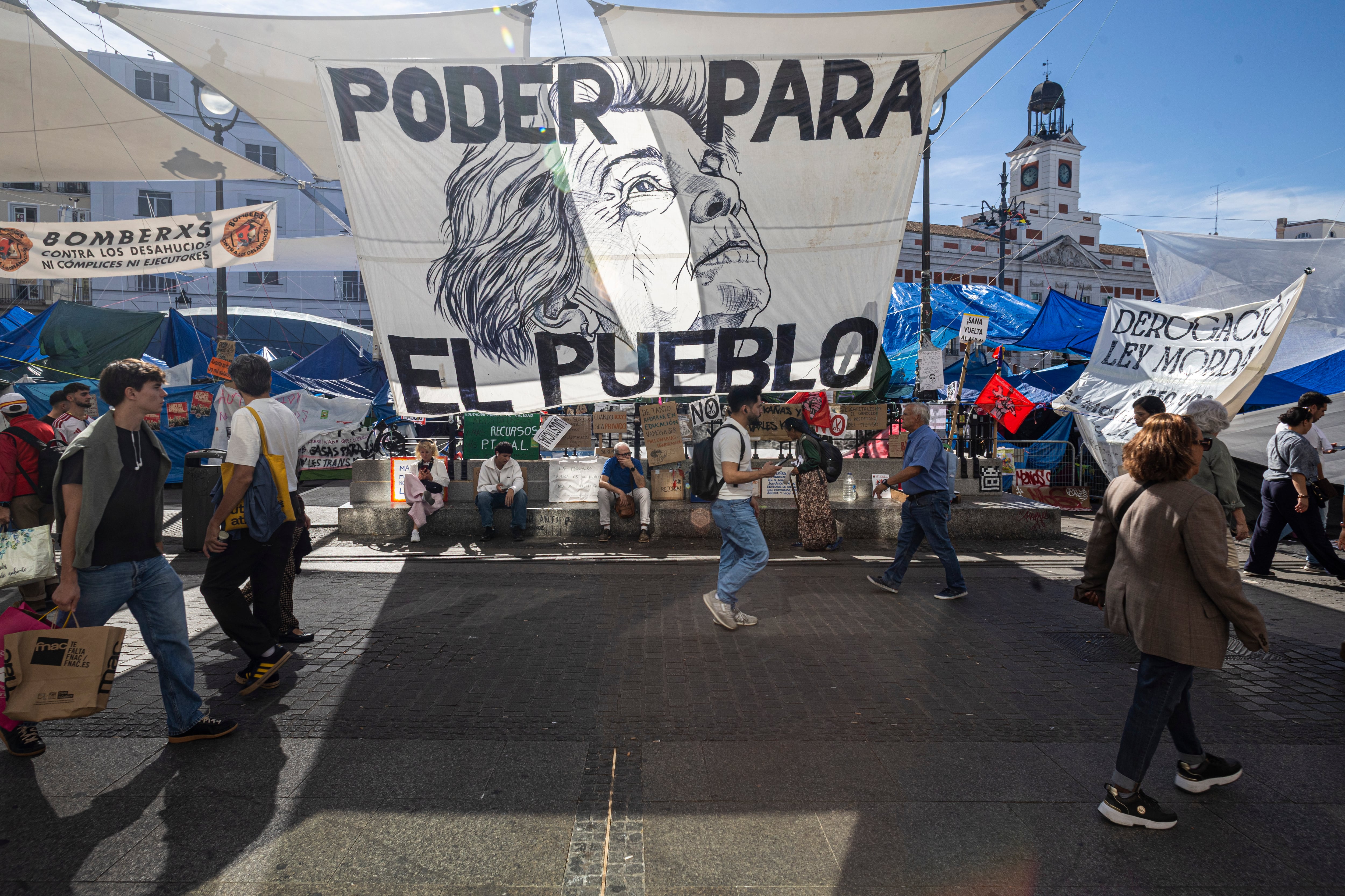 Los acampados de Sol se debaten entre resistir o levantar las tiendas para organizar la huelga general y buscan un “cierre memorable”