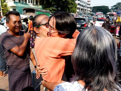 Htin Lin Oo (segundo por la izquierda), escritor y miembro La Liga Nacional para la Democracia, el partido de Aung San Suu Kyi , abraza a su hijo tras ser liberado de la prisión de Insein en Yangón, Myanmar, después de que la junta militar que controla el país haya decidido este miércoles liberar a más de 7.000 presos.