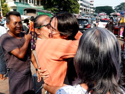 Htin Lin Oo (segundo por la izquierda), escritor y miembro La Liga Nacional para la Democracia, el partido de Aung San Suu Kyi , abraza a su hijo tras ser liberado de la prisión de Insein en Yangón, Myanmar, después de que la junta militar que controla el país haya decidido este miércoles liberar a más de 7.000 presos.