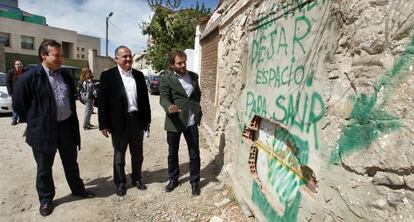 Calabuig, con otros ediles, ante uno de los solares abandonados en la trasera del museo.