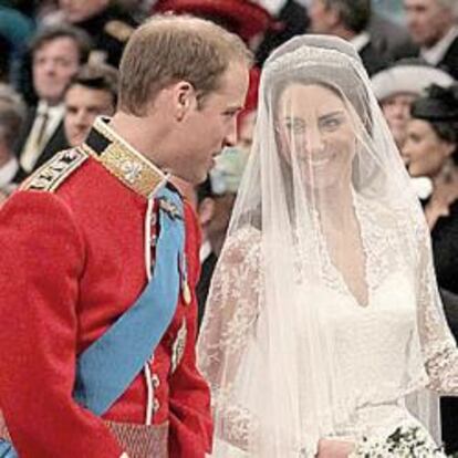 Los novios, el príncipe Guillermo y Caterina Middleton, junto al padrino en el altar