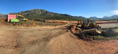 Zona de las obras para la construcción de la planta embotelladora en Antequera.