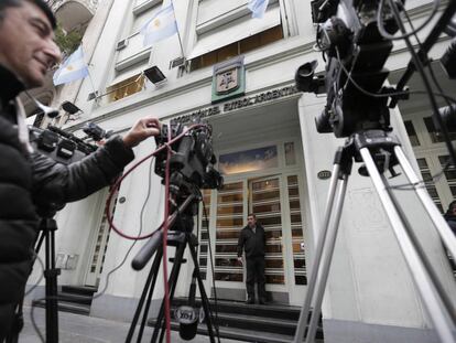 Las cámaras enfocan al edificio de la AFA en una guardia periodística.